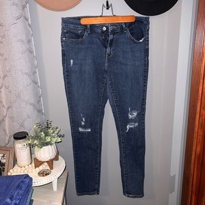 Women’s Levi skinny jeans.